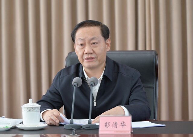 彭清华在四川省传达学习全国两会精神大会上强调 
坚定信心 攻坚克难 埋头苦干 
扎实抓好全国两会部署要求在四川落地落实 
黄强田向利出席「相关图片」