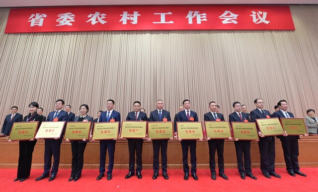 彭清华在省委农村工作会议上强调 
始终胸怀“国之大者”做深做细做实“三农”工作 
确保农业稳产增产农民稳步增收农村稳定安宁 
黄强主持会议「相关图片」