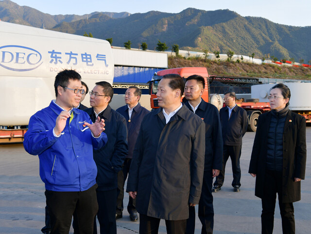 彭清华在凉山攀枝花调研时强调 
推动党的十九届六中全会精神学习贯彻走深走实 
集中精力抓发展确保今年收好口明年开好局「相关图片」