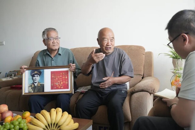刘志平向采访组讲述捐献过程及父亲生平 (1).JPG