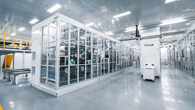 中创新航成都公司数智化生产线。受访者供图