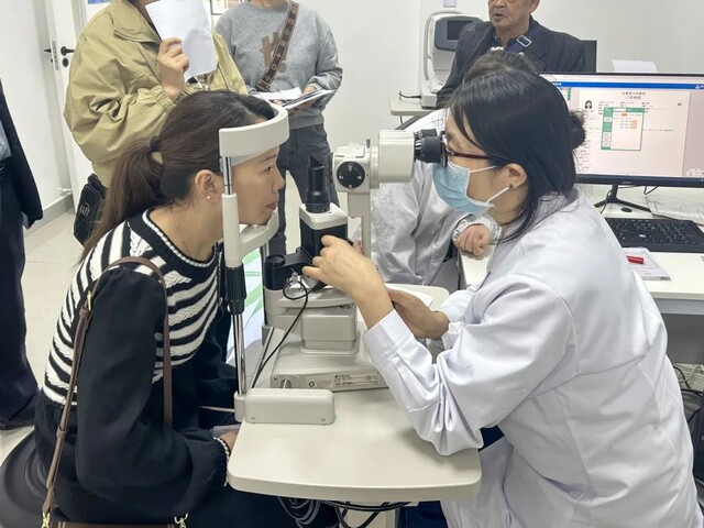 患者正在进行眼科检查.jpg