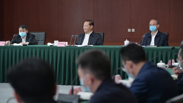彭清华调研疫情防控数据平台建设运行情况并主持召开专题会议强调 
充分运用大数据服务常态化疫情防控 
进一步提升防控科学化智能化精细化水平 
黄强一同调研并出席会议「相关图片」