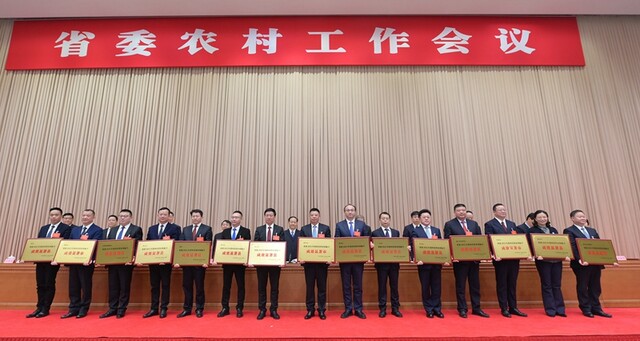 彭清华在省委农村工作会议上强调 
始终胸怀“国之大者”做深做细做实“三农”工作 
确保农业稳产增产农民稳步增收农村稳定安宁 
黄强主持会议「相关图片」