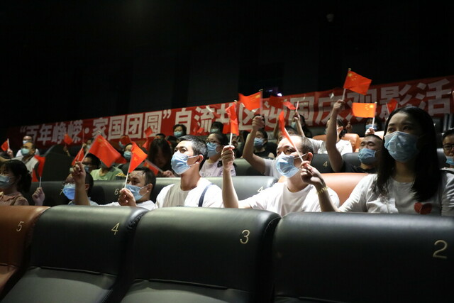 观看红色主题电影（资料图片）