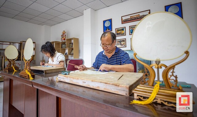 11..龚道勇与第五代传人龚瑶妤.jpg