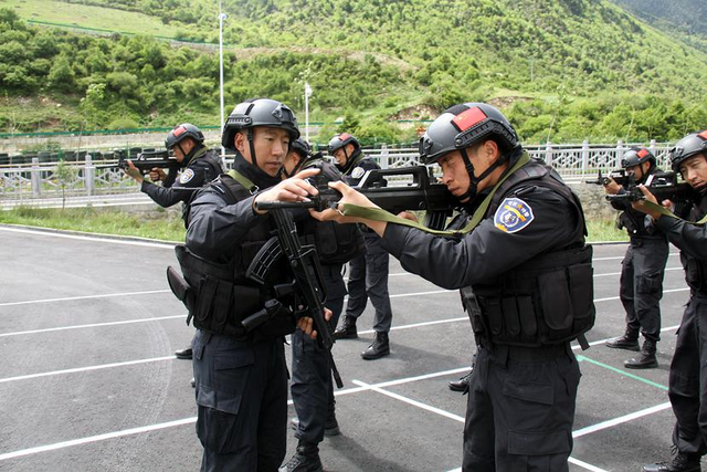 徐凯（左）带队训练.jpg