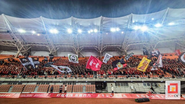 “川超”自贡主场热力四射 记者 黄鸿 摄.jpg