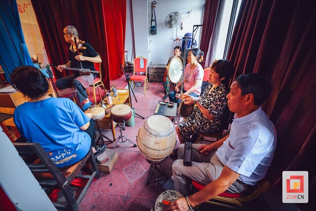 川剧鼓师在敲打锣鼓，为表演伴奏。川剧音乐是表演的重要组成部分，鼓师需要精准掌握节奏，配合演员的唱做念打 记者 宋姿熠 摄 (2).jpg