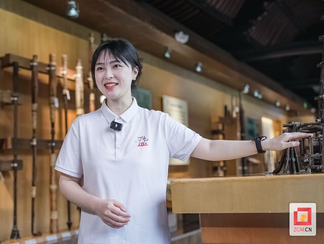 盐业历史博物馆解说员正在解说.jpg