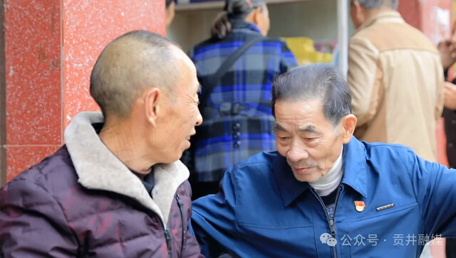 黄才义劝说“五老”当志愿者.png