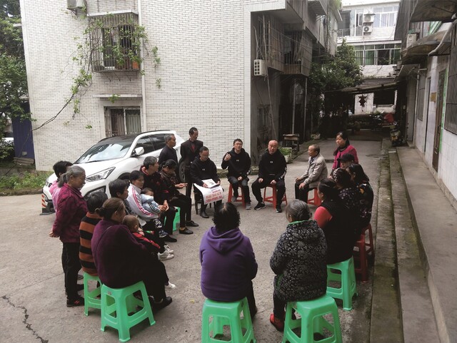 44零距离倾听社区居民意见建议。芭蕉冲社区党委供图.jpg