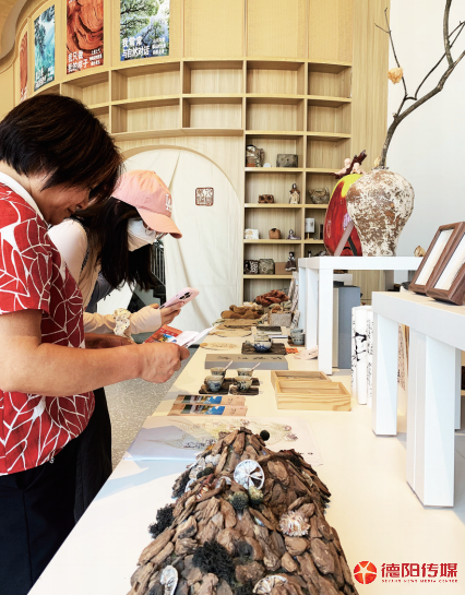 书吧文创展示。 德阳传媒记者 王三春 摄.png