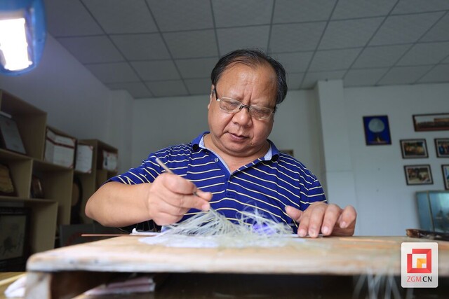 2.龚道勇开始制作龚扇.JPG