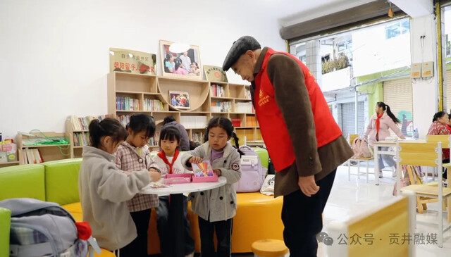“五老”志愿者关心儿童.png