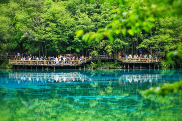 九寨沟景区“智慧管理”升级 解锁五一“畅游密码”_fororder_景区内人流如织 供图 九寨沟景区管理局