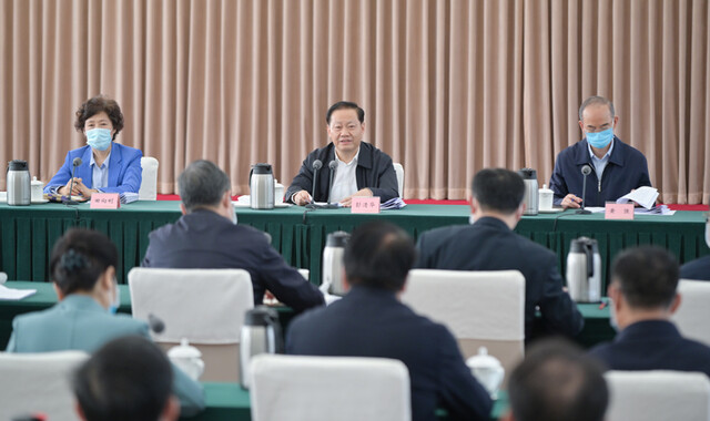 彭清华主持召开专题协商座谈会强调 
凝心聚力构建四川高质量发展的现代化体系 
黄强田向利出席「相关图片」