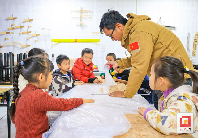 陈洋杰正在教学生制作降落伞.jpg