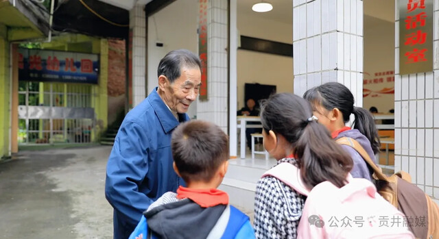 黄才义迎接下课同学.png