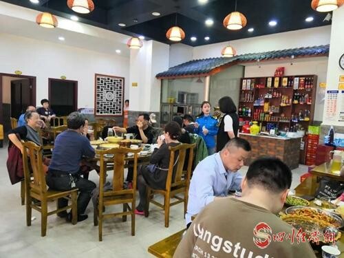 自流井区辖区餐饮企业人气旺盛.jpg