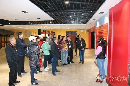 04（网）统战工作领导小组简报配图   参观统战工作成果展览.jpg