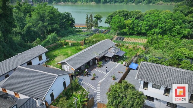 2、花园村依托沱江流域沿岸的环境治理成效，打造出“红豆小苑”等多个乡村游网红打卡地。（自贡融媒记者 芶思摄）.jpg