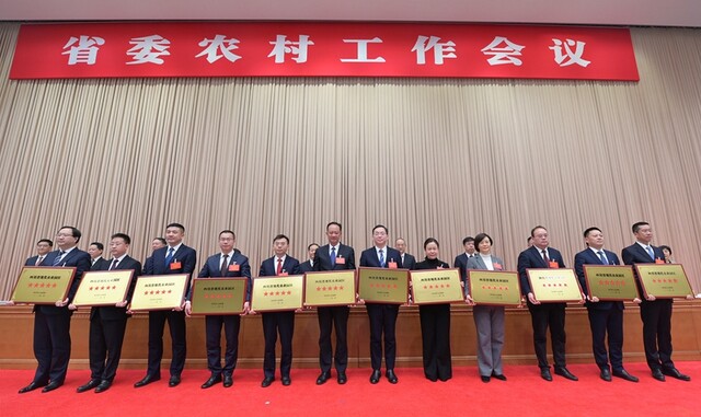 彭清华在省委农村工作会议上强调 
始终胸怀“国之大者”做深做细做实“三农”工作 
确保农业稳产增产农民稳步增收农村稳定安宁 
黄强主持会议「相关图片」