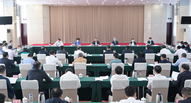 彭清华主持召开专题协商座谈会强调 
凝心聚力构建四川高质量发展的现代化体系 
黄强田向利出席「相关图片」
