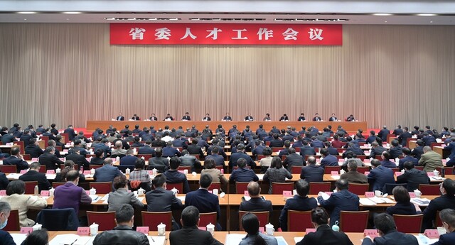 彭清华在省委人才工作会议上强调 
以更有效举措更完善制度更广阔舞台聚才用才 
加快建设具有全国影响力的创新人才聚集高地和科技创新中心 
黄强柯尊平出席「相关图片」