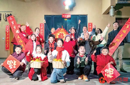 村民过年拍摄“全家福”。洪善俊 摄.png