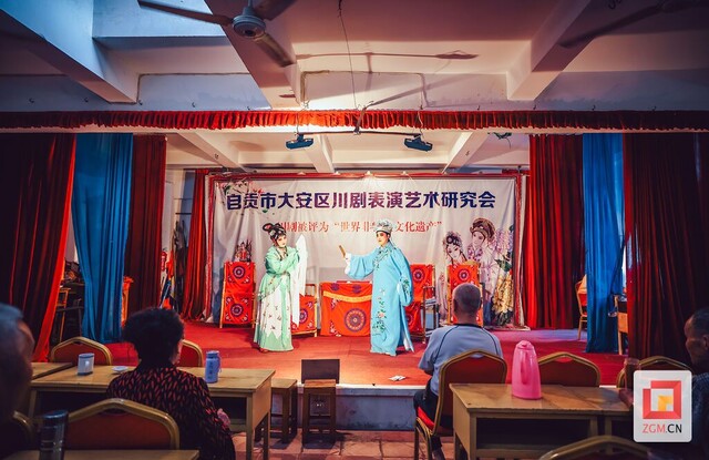 演员通过唱腔、身段、表情和动作，将角色性格和情感表现得淋漓尽致。记者 宋姿熠 摄.jpg