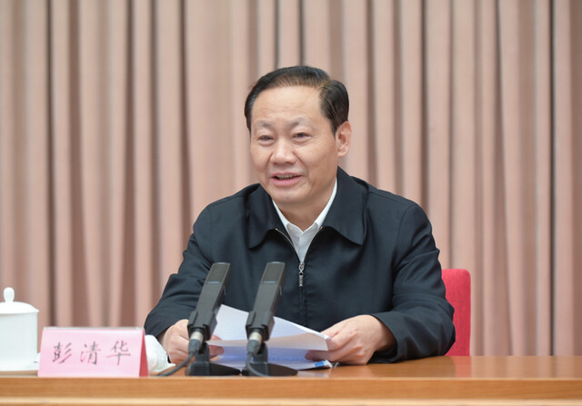 彭清华在省级领导干部和市厅级主要负责同志读书班上强调 
更好把握和运用党的百年奋斗历史经验 
坚定用马克思主义中国化最新成果统揽四川工作 
黄强主持开班式 田向利出席「相关图片」