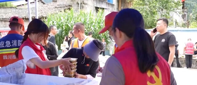 冲锋在前、挺膺担当！安置点里的“红马甲”为群众撑起临时的家