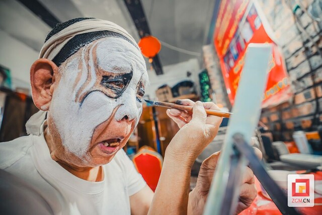 每一笔油彩都是与古老灵魂的对话。演员们自己勾脸，无需画谱，全凭心传 记者 宋姿熠 摄 (2).jpg