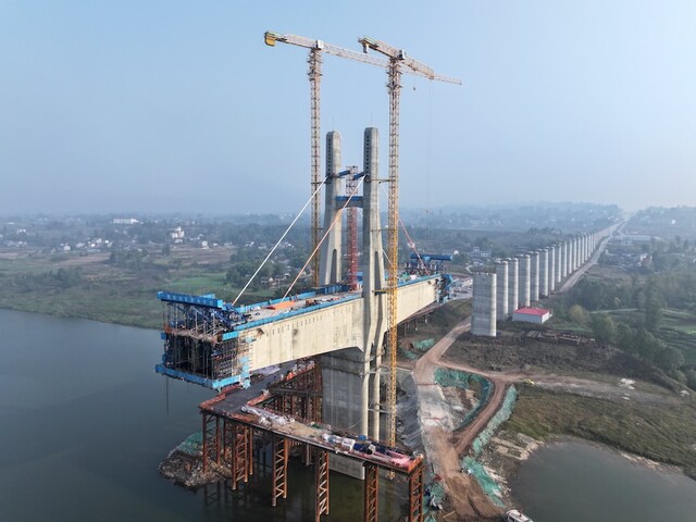 渠江特大桥首对斜拉索成功安装。成达万高铁公司供图