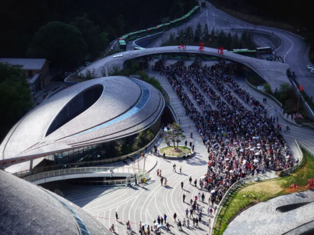 九寨沟景区“智慧管理”升级 解锁五一“畅游密码”_fororder_游客有序进入景区 供图 九寨沟景区管理局