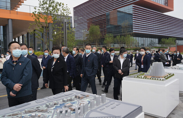 彭清华在全省项目投资工作暨“十四五”规划重大工程项目建设推进现场会上强调 
以时不我待的精神状态抓实抓细项目投资工作 
为全省经济持续健康发展提供坚实支撑 
黄强田向利出席「相关图片」
