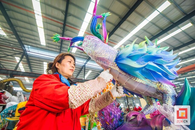 工人正在制作彩灯 记者 宋姿熠 摄.jpg