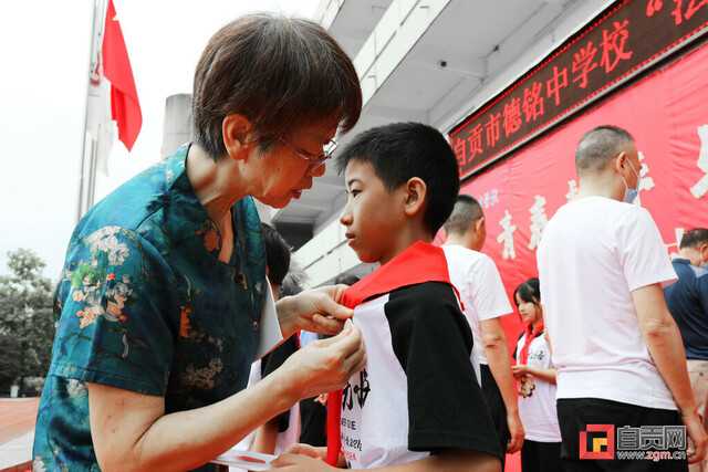 向法治成年人学生代表佩戴徽章