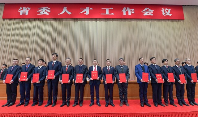 彭清华在省委人才工作会议上强调 
以更有效举措更完善制度更广阔舞台聚才用才 
加快建设具有全国影响力的创新人才聚集高地和科技创新中心 
黄强柯尊平出席「相关图片」