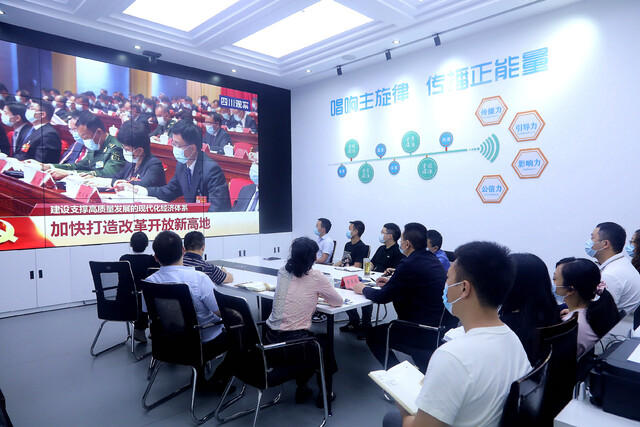 自流井区委宣传部集中收看省第十二次党代会开幕大会.jpg