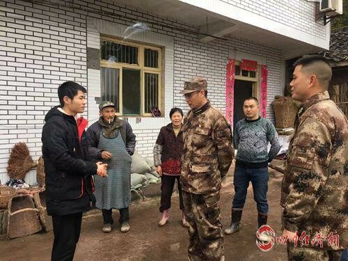 34（网）自贡自流井区：线上线下发起大学生征兵宣传配图   专武干部入户大学生征兵宣传_副本.jpg