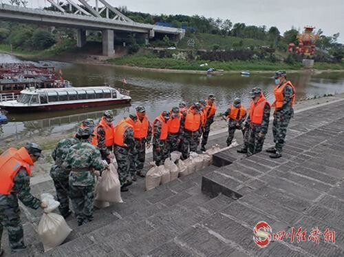 28（网）自贡市自流井区开展防汛抢险应急演练配图   防汛抢险应急演练现场.jpg
