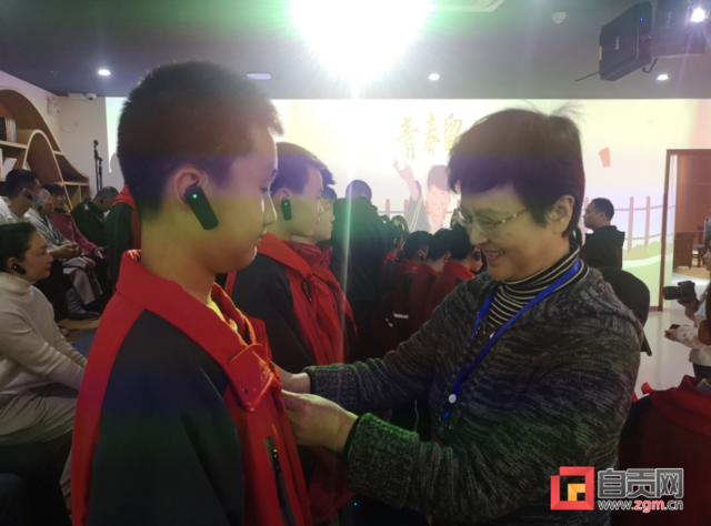 关工委执行主任黄立容为学生佩戴“法治成年礼”徽章