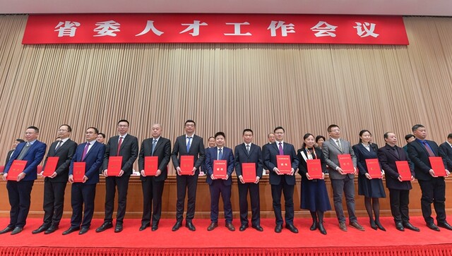 彭清华在省委人才工作会议上强调 
以更有效举措更完善制度更广阔舞台聚才用才 
加快建设具有全国影响力的创新人才聚集高地和科技创新中心 
黄强柯尊平出席「相关图片」