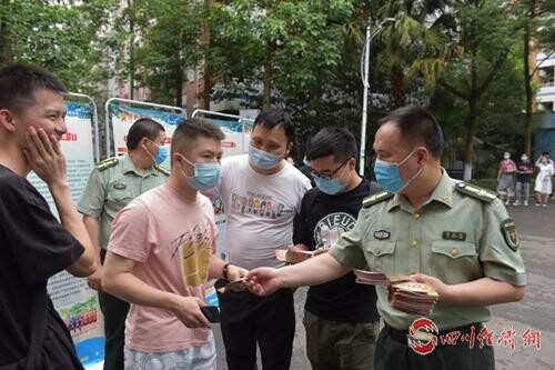 03（网）四川省自贡市自流井区：聚力大学生征兵宣传  助力高质量兵员征集配图   发放宣传手册.jpg