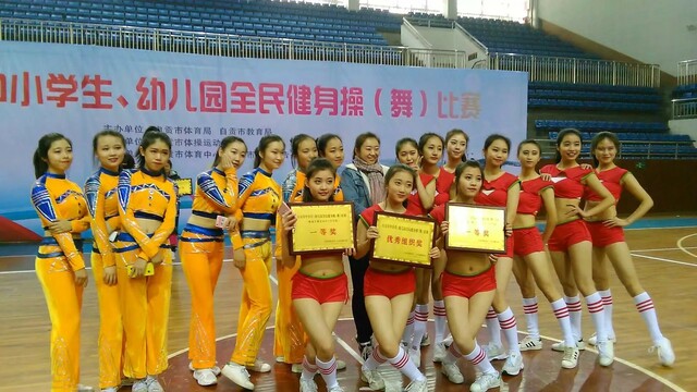 学校健美操队赛后合影.jpeg