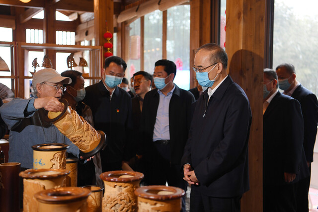 黄强在宜宾自贡调研时强调 
汲取红色力量 奋力攻坚克难 
以钉钉子精神推动中央和省委决策部署落地见效「相关图片」