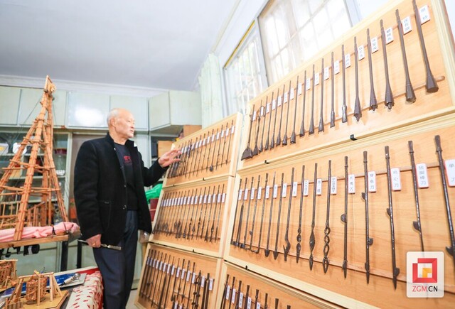 梁援越和他复制的部分工具.jpg