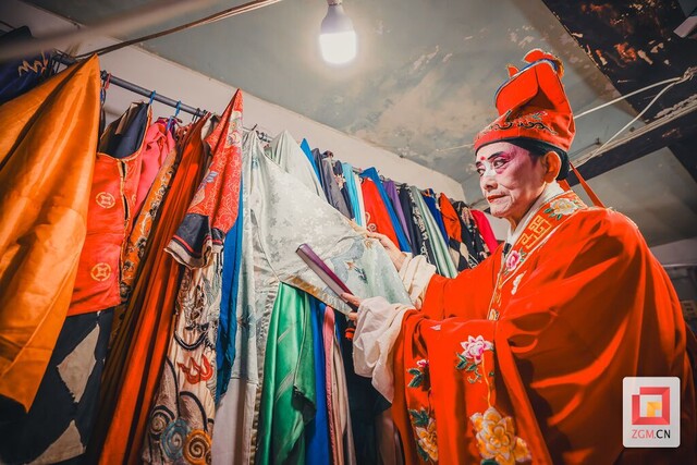 许多戏服和行头都颇有年头，甚至传承了数代人。每一件戏服都是一部无声的史书，浸透着几代演员的汗水 记者 宋姿熠 摄.jpg